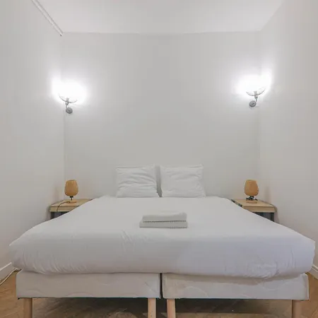 Apartment 2 Bedroom Apartment-8p-madeleine With Netflix